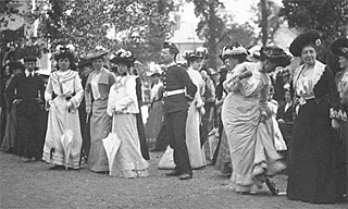 A well-dressed crowd picture